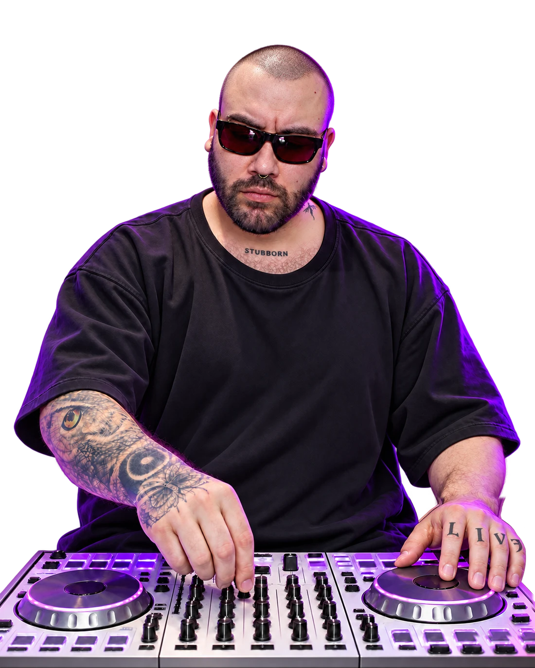 Alec Delf mezclando música en su consola de DJ